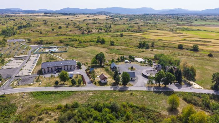 Big House Hotel — Hotel i okoliš 18