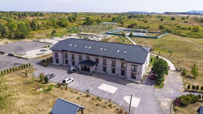 Big House Hotel — Hotel i okoliš 11