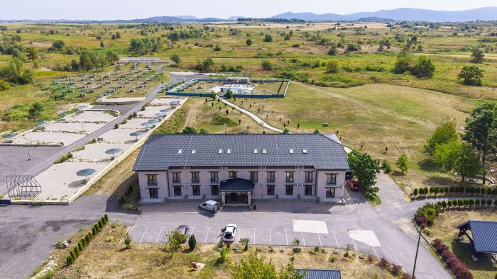 Big House Hotel — Hotel i okoliš 12